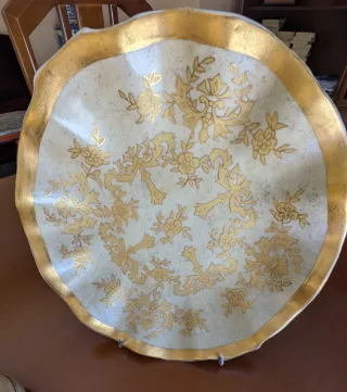 Conjunto de cerámica con diseño floral dorado
