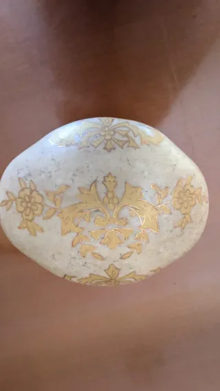 Conjunto de cerámica con diseño floral dorado