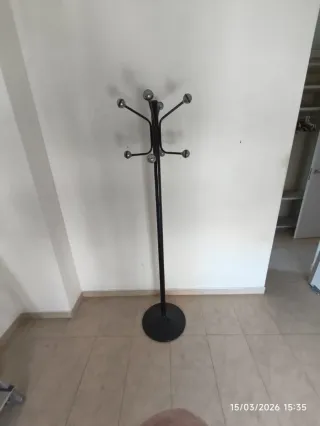 Perchero de pie metálico negro y plateado