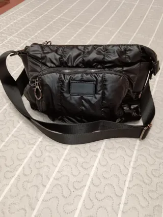 Bolso bandolera negro acolchado