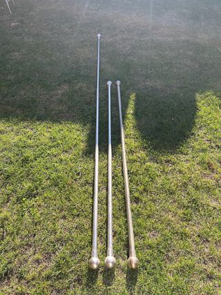 Barras para cortina metal plateadas extensibles.