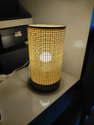 Lámpara de ratán cilíndrica