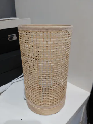 Lámpara de ratán cilíndrica