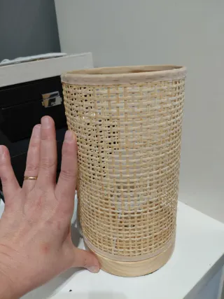 Lámpara de ratán cilíndrica