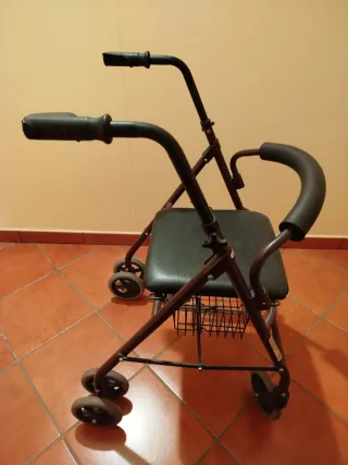 Andador para mayor con asiento y cesta