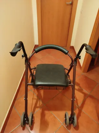 Andador para mayor con asiento y cesta