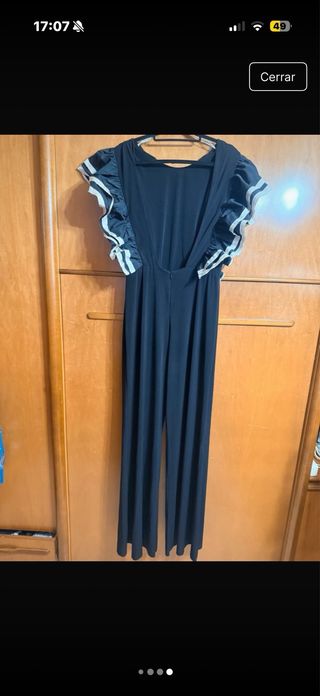 Mono negro largo con volantes beige