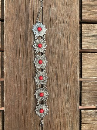 Pulsera plateada con detalles rojos