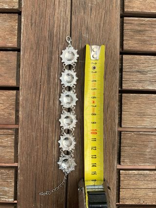 Pulsera plateada con detalles rojos