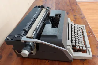 Máquina de escribir Olivetti Línea 98