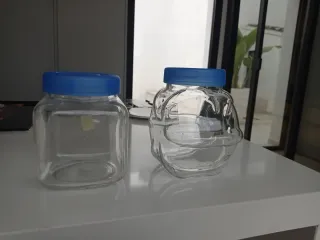 2 tarros de cristal con tapa azul, alto 16 y 18ctm