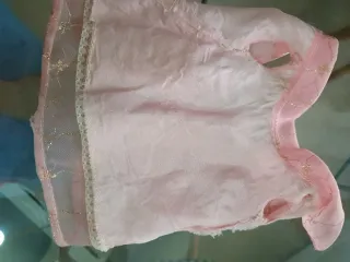 Vestido de presentación rosa con detalles dorados