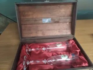 Baúl decorativo mapa antiguo Con copas de boda