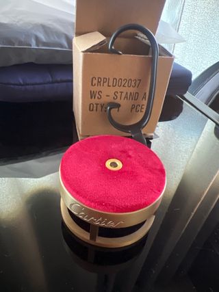 Expositor Reloj Cartier Negro y Rojo