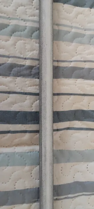 Barra de cortina gris y blanca con soportes