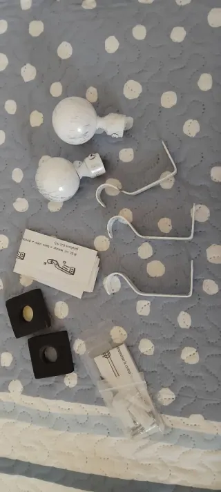 Barra de cortina gris y blanca con soportes