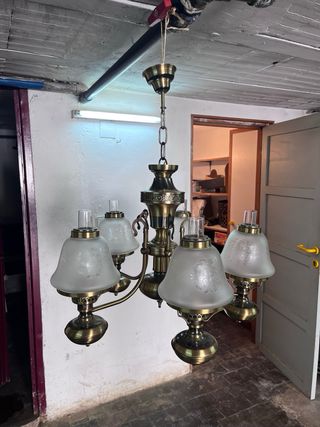 Lámpara de salón dorada