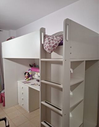 Cama alta blanca con escritorio