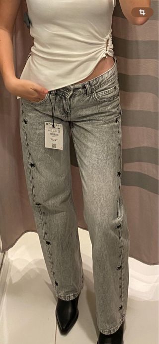 Pantalones vaqueros con estrellas y tachuelas