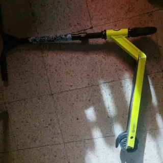 Patinete Stunt Negro y Amarillo Precio negociable