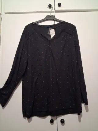 Camiseta Kiabi negra con puntos blancos Talla 54