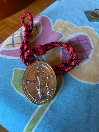 Medalla Cofradía con cordón rojo y negro