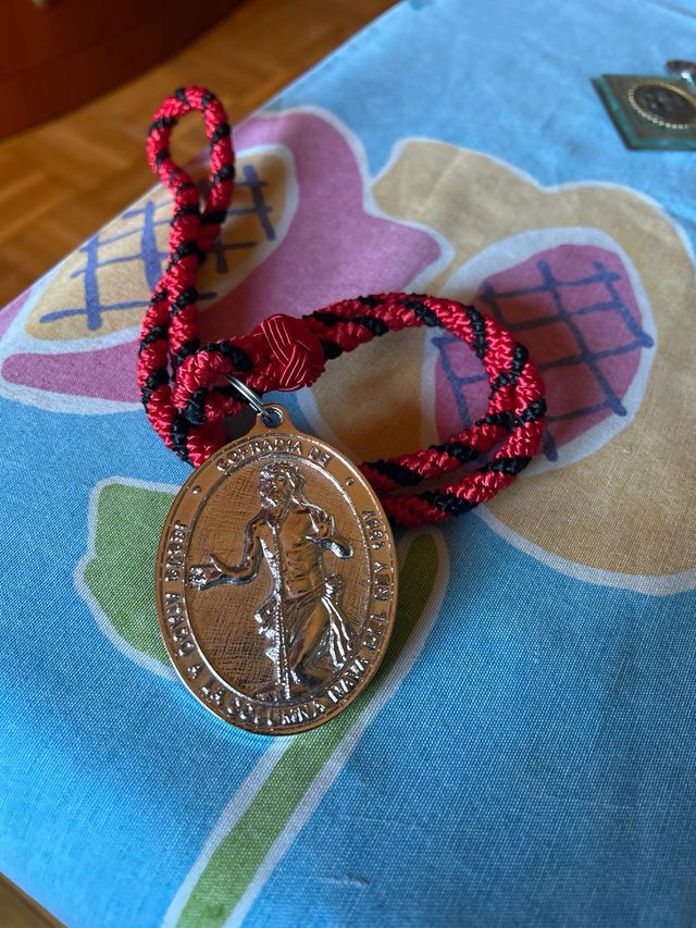 Medalla Cofradía con cordón rojo y negro