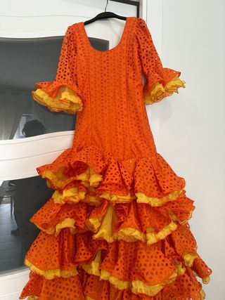 Traje de flamenca naranja y amarillo