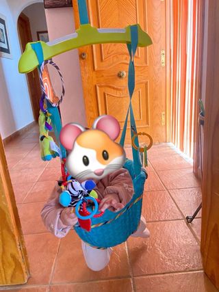 Columpio para bebé con juguetes