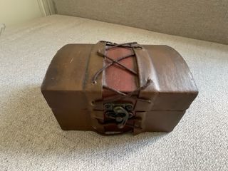 Caja de madera estilo cofre