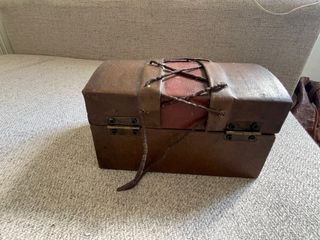 Caja de madera estilo cofre