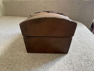 Caja de madera estilo cofre