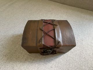 Caja de madera estilo cofre