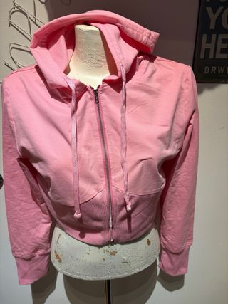 Jersey rosa finito con cremallera y capucha