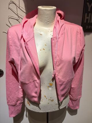 Jersey rosa finito con cremallera y capucha