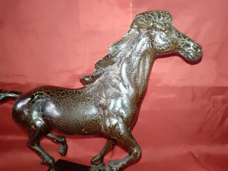 Escultura de caballo de bronce