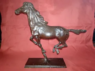 Escultura de caballo de bronce