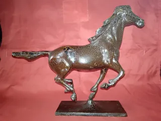 Escultura de caballo de bronce