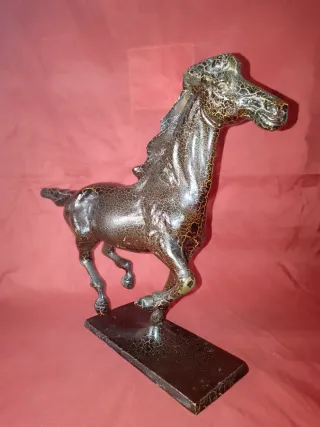 Escultura de caballo de bronce