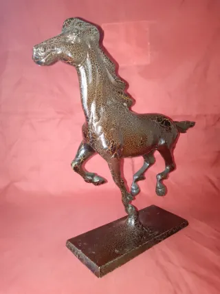 Escultura de caballo de bronce