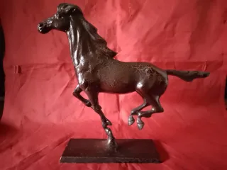 Escultura de caballo de bronce
