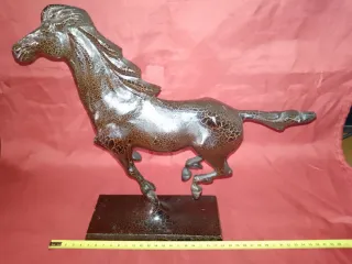 Escultura de caballo de bronce