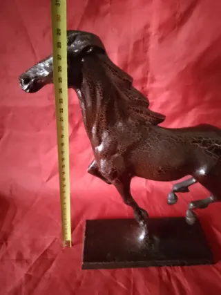 Escultura de caballo de bronce