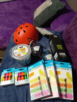 Lote artículos infantiles: casco, rotuladores, etc