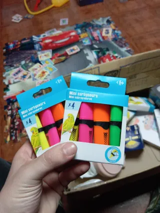 Lote artículos infantiles: casco, rotuladores, etc