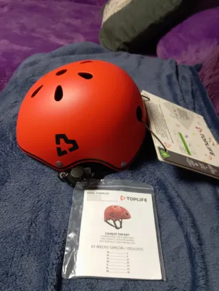 Lote artículos infantiles: casco, rotuladores, etc