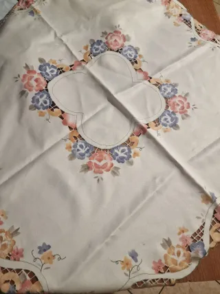 Centrino quadrato floreale ricamato