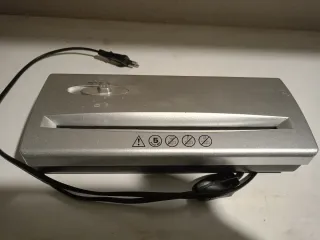 Trituradora de papel plateada