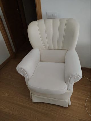 Sofá y sillones blancos