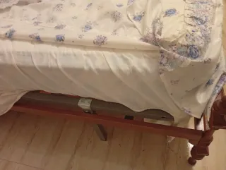 Dormitorio individual doble con mesita